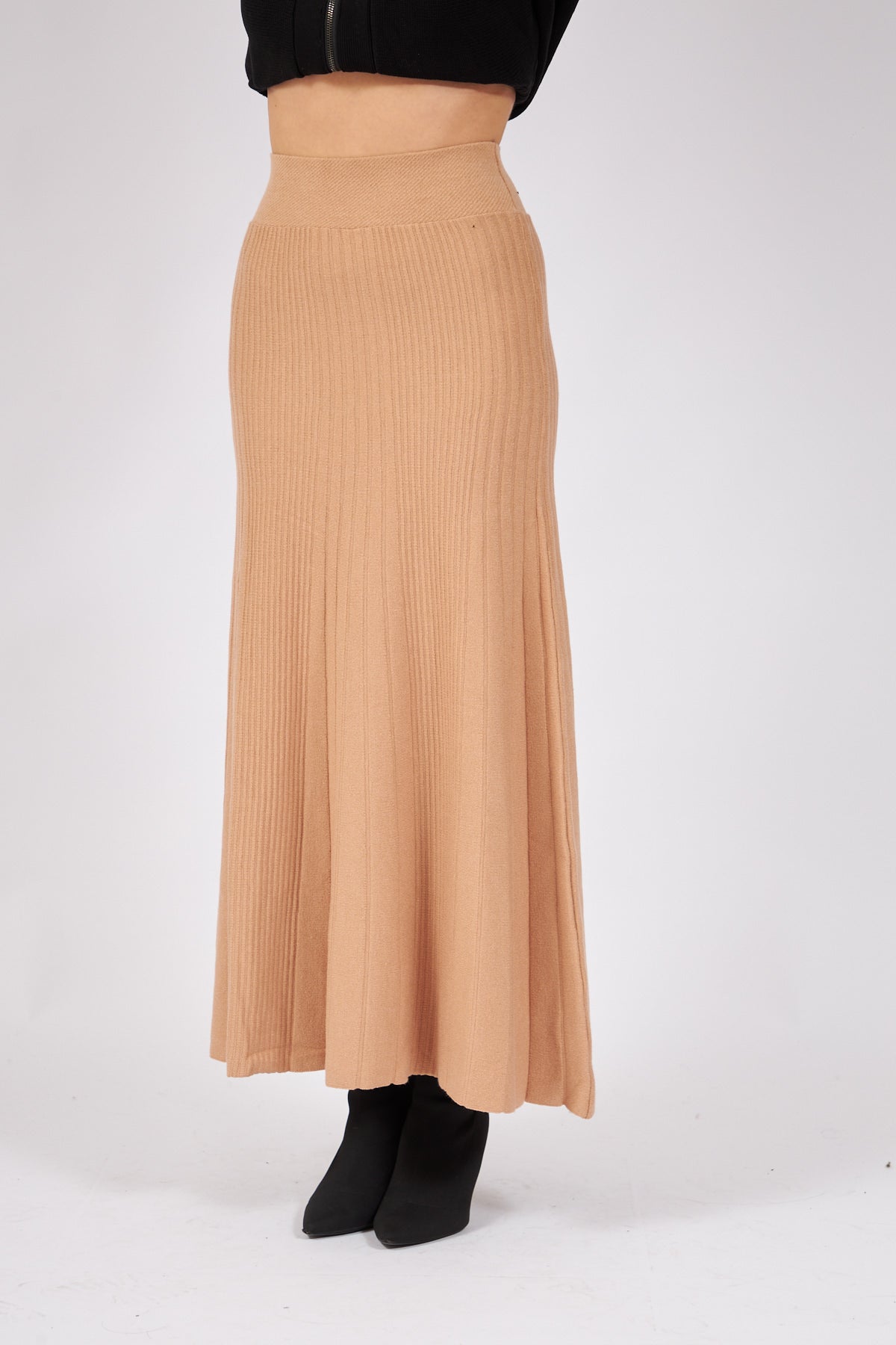 2- موديلات تنورة طويلة تريكو سميك لون جملي - Camel Thick Corduroy Knit Skirt