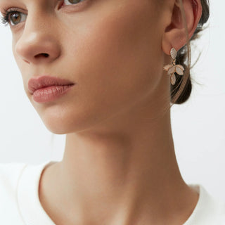 Elegant Earrings with White Leaf Figures - Lebbse