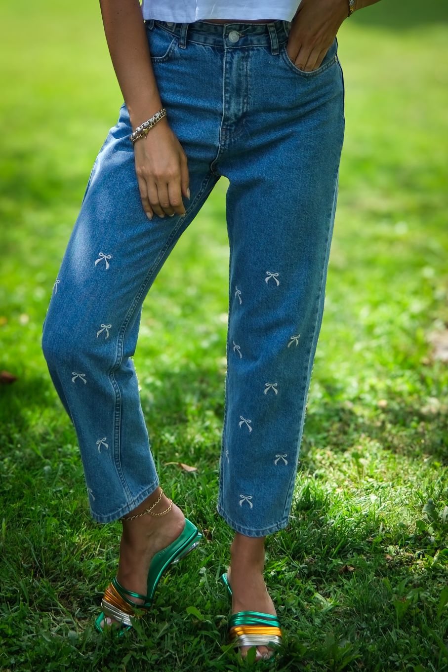 2- بنطلون جينز نسائي أزرق بتطريز شرائط - Embroidery Ribbon Detailed Jeans Blue