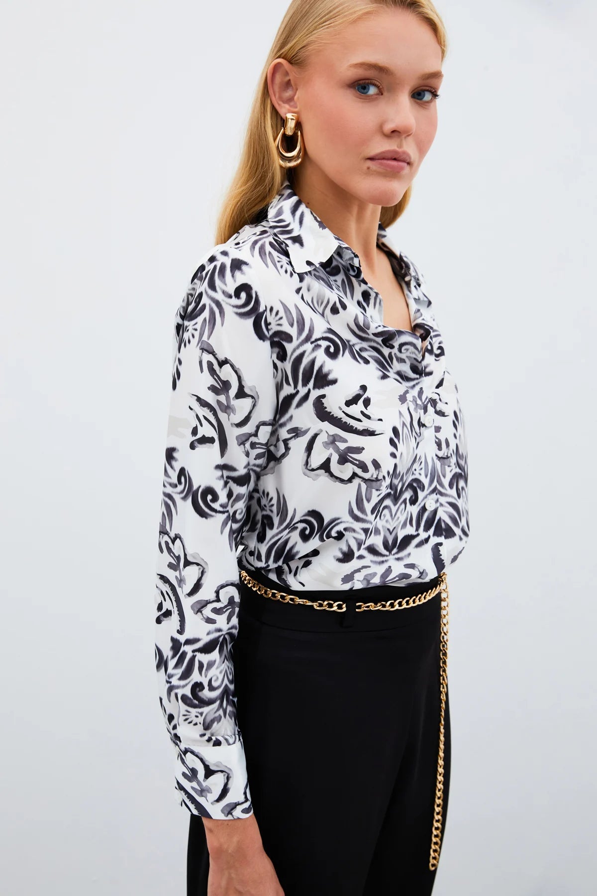 3- قميص نسائي ابيض واسود بطابعة ورد - Floral Patterned Shirt - BLACK