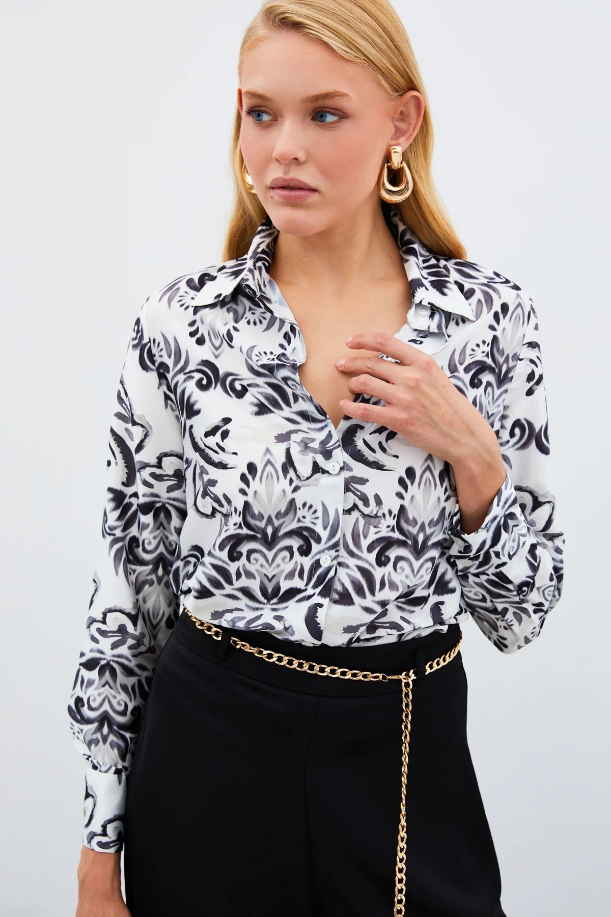 قميص نسائي ابيض واسود بطابعة ورد - Floral Patterned Shirt - BLACK