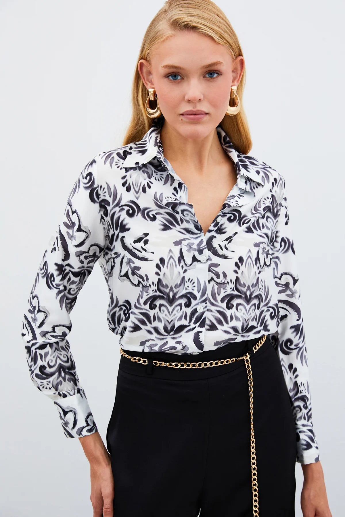 2- قميص نسائي ابيض واسود بطابعة ورد - Floral Patterned Shirt - BLACK