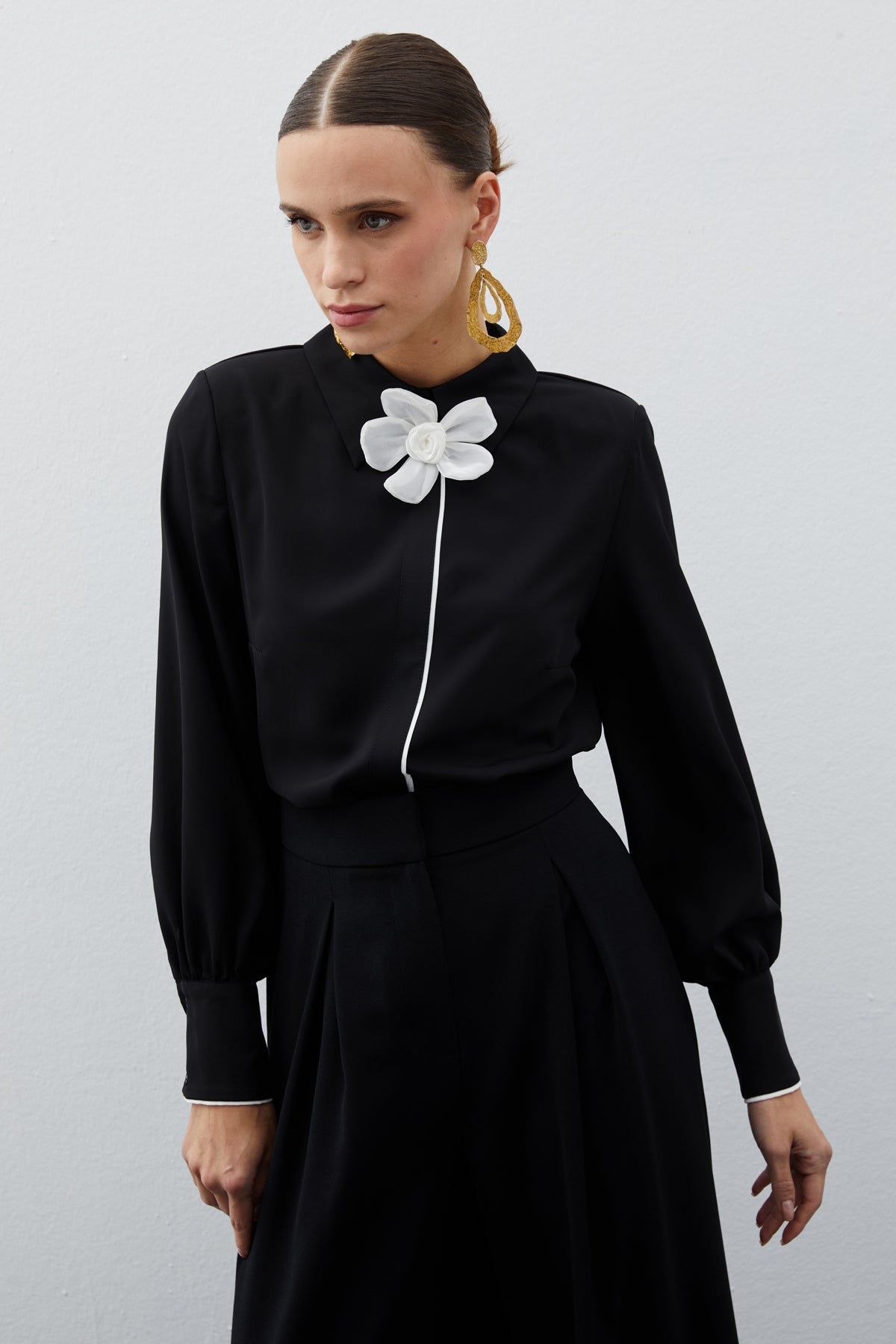 بلوزة سوداء للمحجبات بقبة مزينة بالورد - Flower Detailed Collar Blouse - BLACK