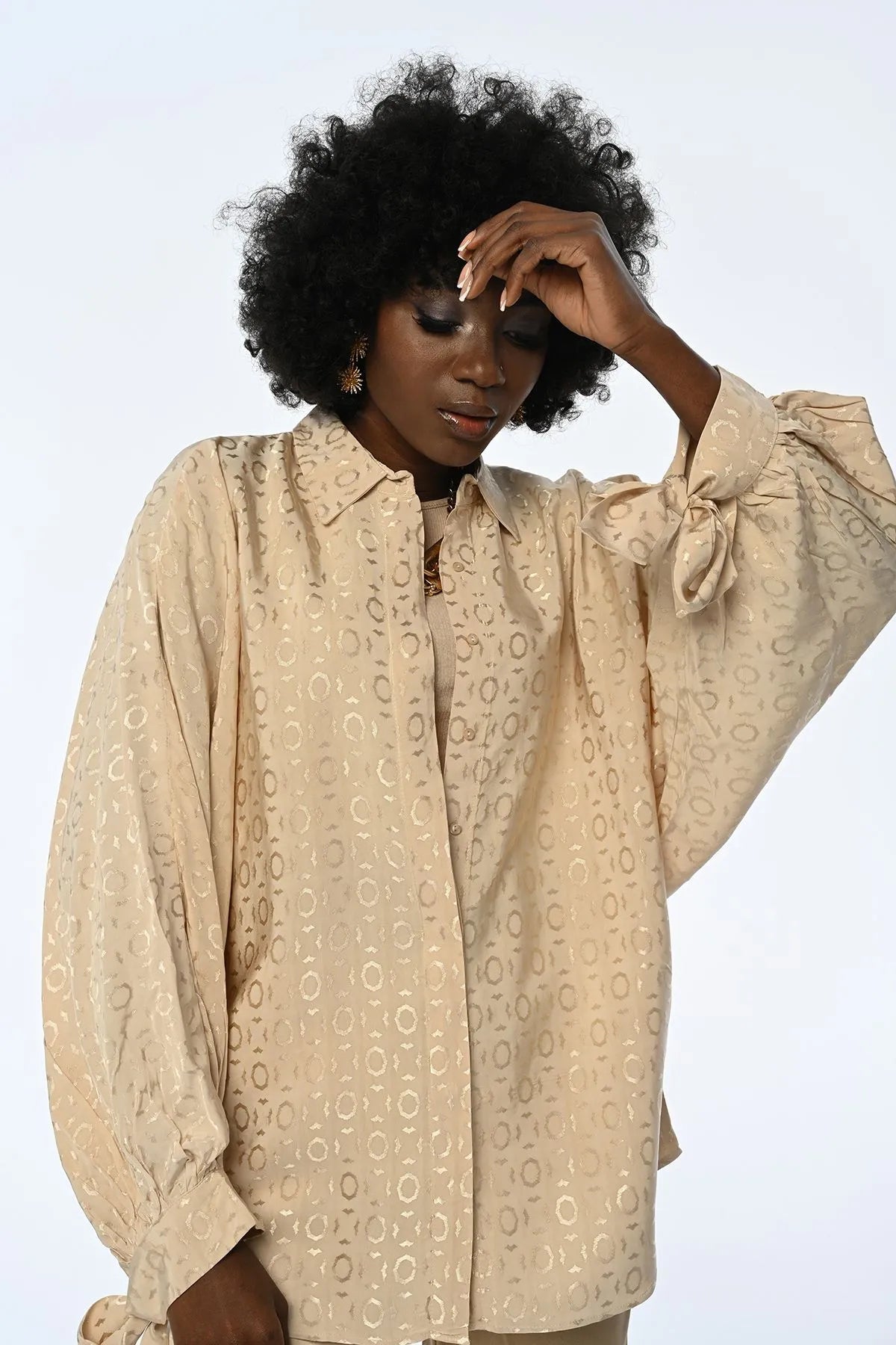 GEOMETRIC PATTERNED BEIGE SHIRT WITH BOUND SLEEVES OVERSIZE FIT - Lebbse