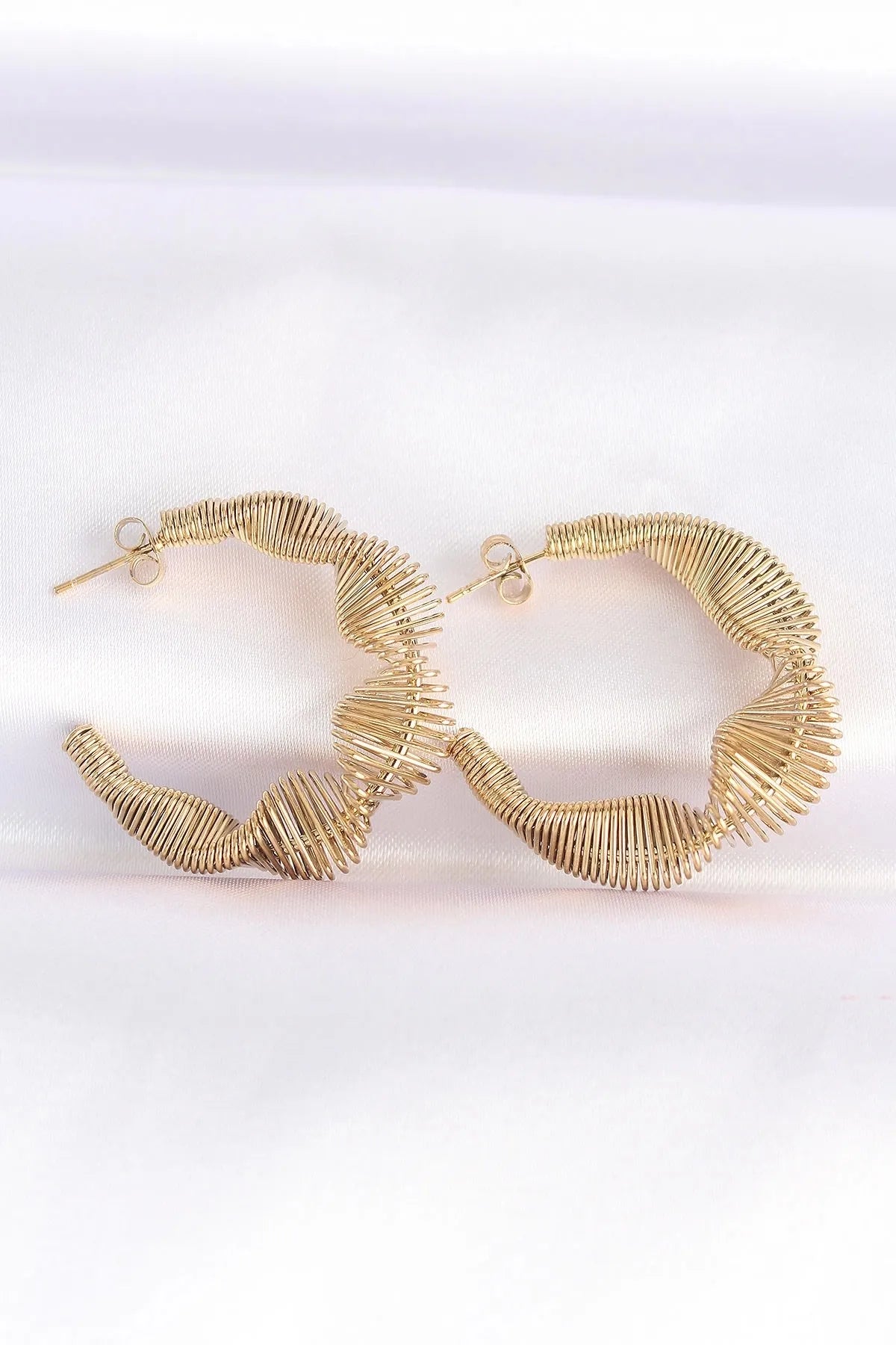 Gold Color Asymmetrical Serrated Detail Curved Earring - Lebbse