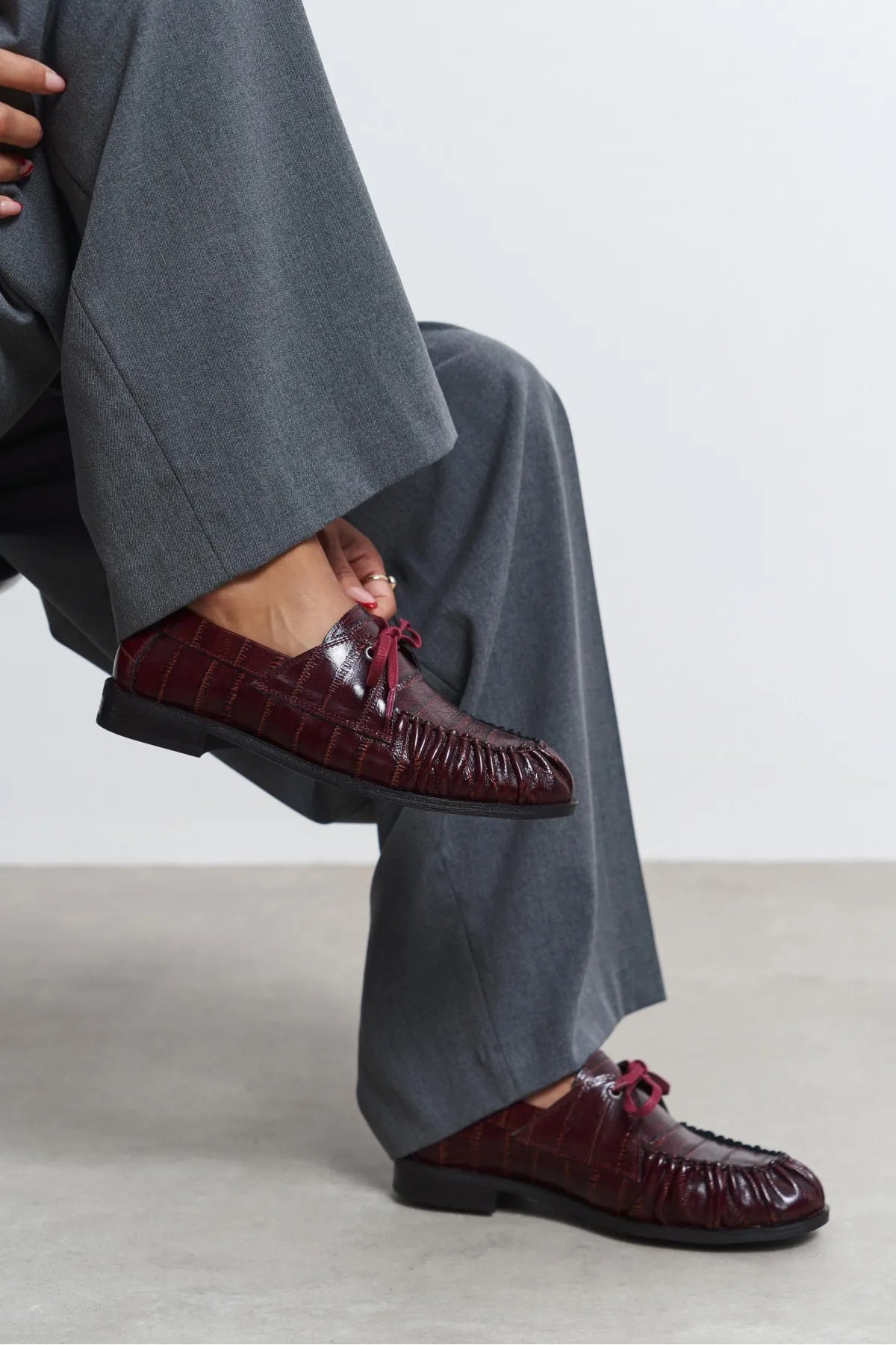 Rebel Burgundy Crocodile-Texture Genuine Leather Lace-Up Flat Women's Loafers