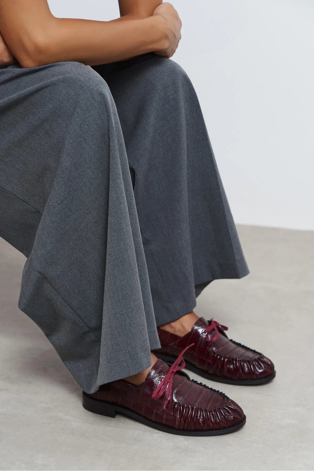 Rebel Burgundy Crocodile-Texture Genuine Leather Lace-Up Flat Women's Loafers
