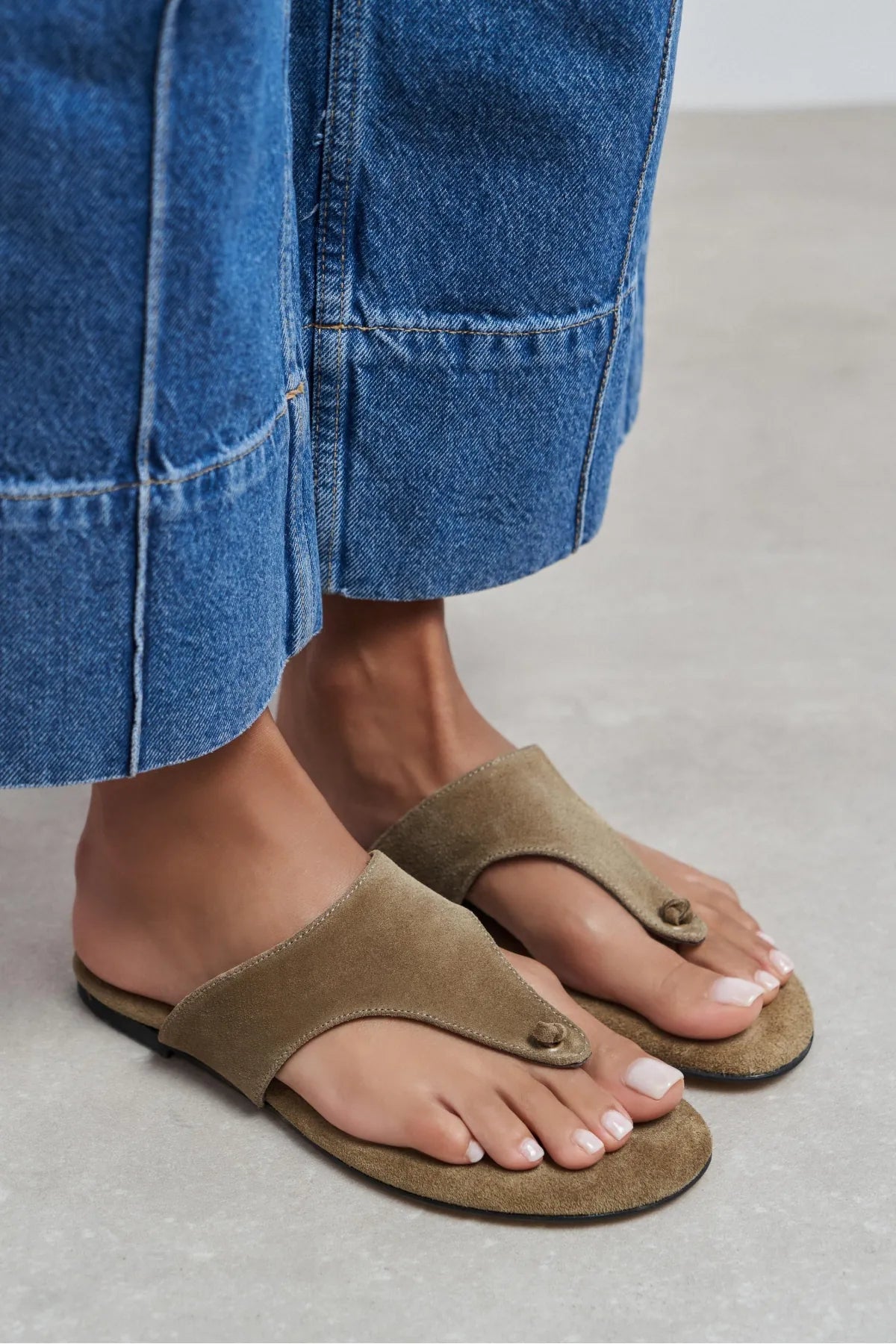 ALMIRA ROME BEIGE SUEDE LEATHER WOMEN’S FLAT TOE-POST SLIPPERS