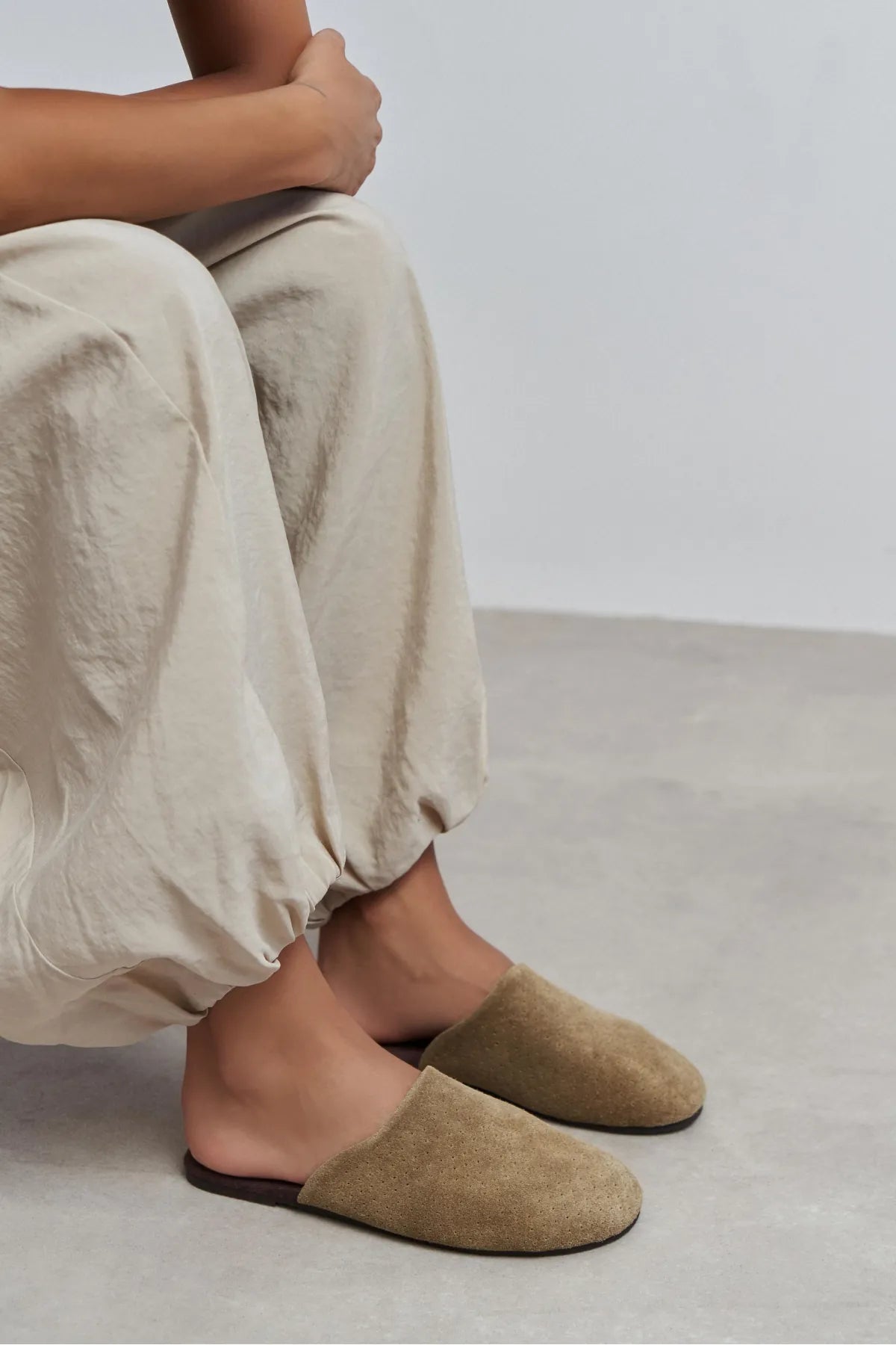 MODI ROME BEIGE SUEDE LEATHER WOMEN’S CLOSED SLIPPERS
