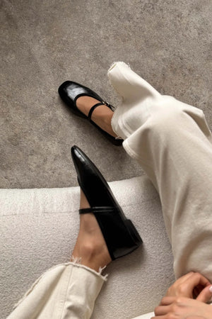 JEREMI Black Wrinkled Matte Belt Detail Women’s Ballet Flats