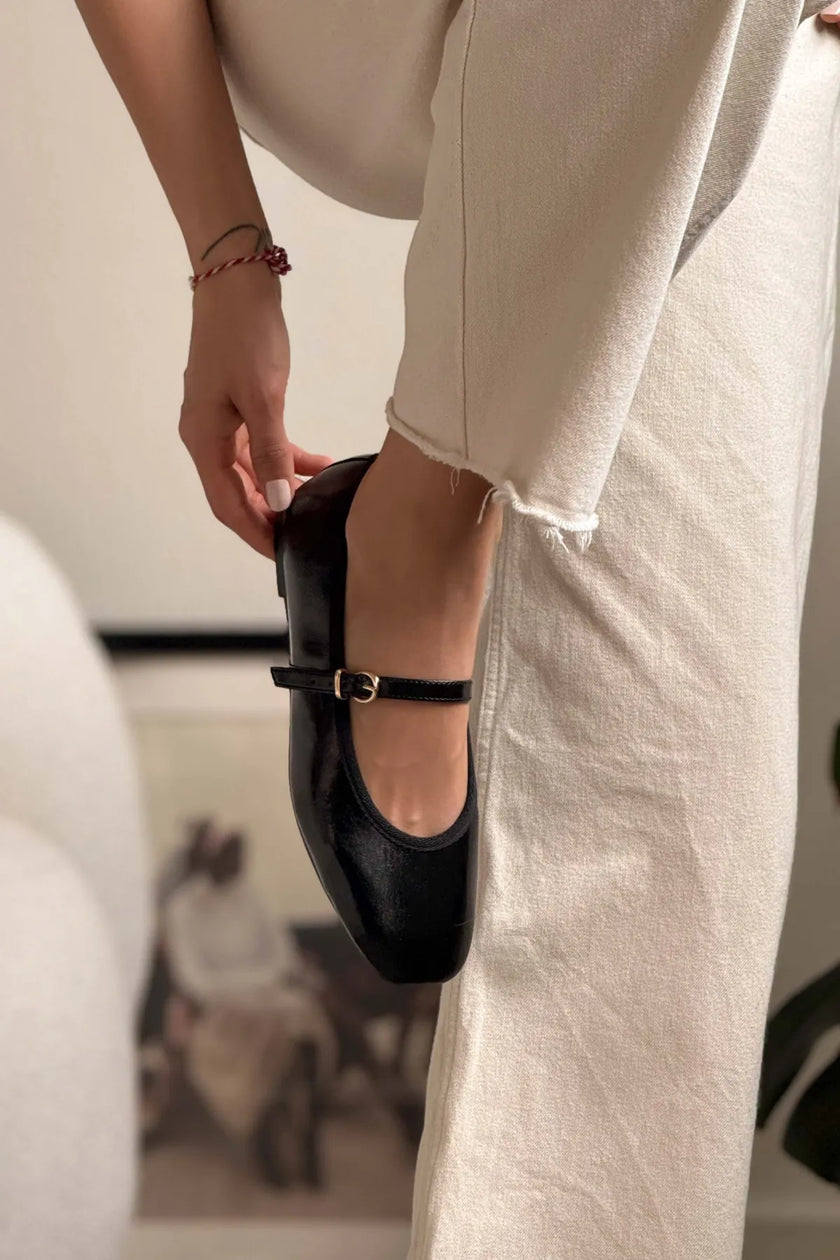 JEREMI Black Wrinkled Matte Belt Detail Women’s Ballet Flats