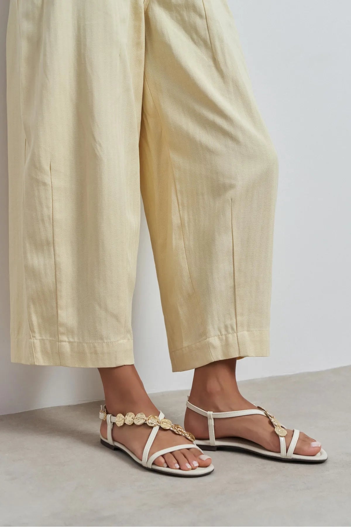 SELENE BEIGE CROSS-STRAP FLAT WOMEN’S SANDALS WITH GOLD ACCENT