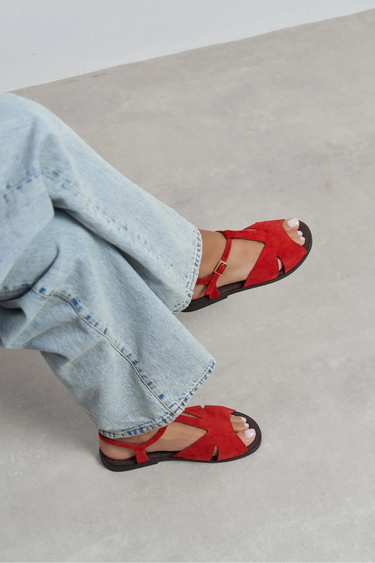 DESSAS RED SUEDE GENUINE LEATHER BUCKLE DETAIL WOMEN’S FLAT OPEN-TOE SANDALS
