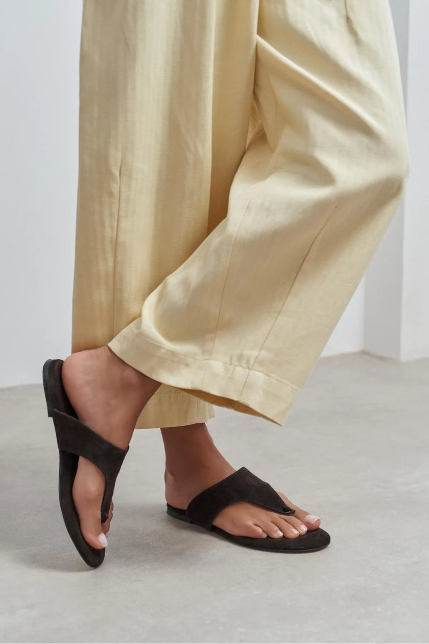 ALMIRA BROWN SUEDE LEATHER WOMEN’S FLAT TOE-POST SLIPPERS