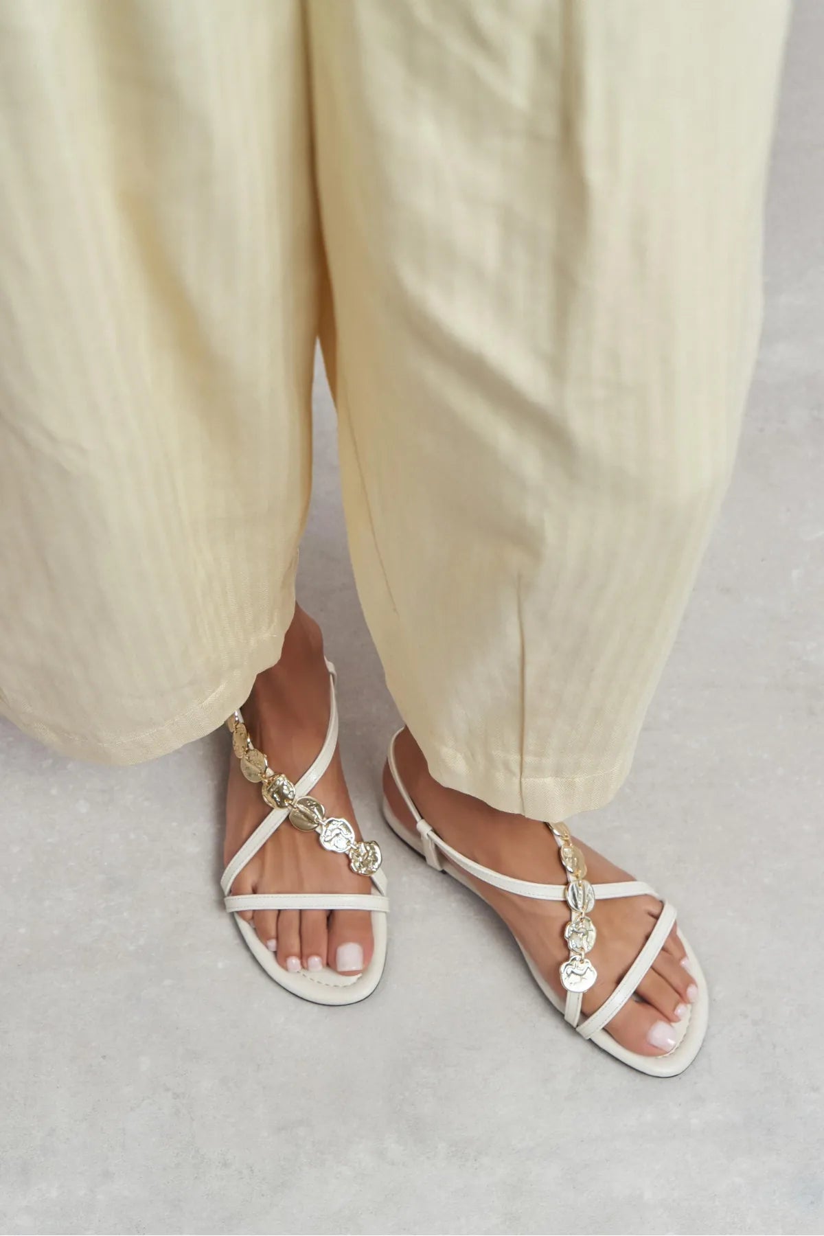 SELENE BEIGE CROSS-STRAP FLAT WOMEN’S SANDALS WITH GOLD ACCENT