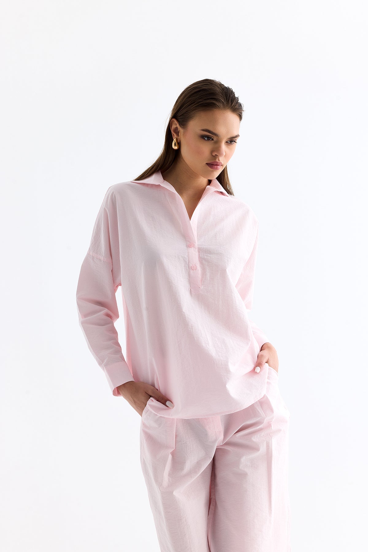 3- قميص نسائي باراشوت اوفرسايز باللون الوردي - Oval Cut Parachute Oversize Shirt Pink