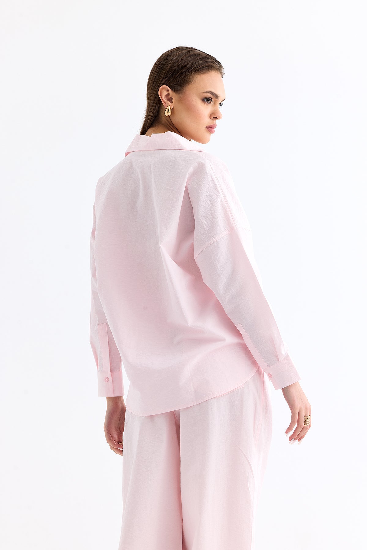 4- قميص نسائي باراشوت اوفرسايز باللون الوردي - Oval Cut Parachute Oversize Shirt Pink