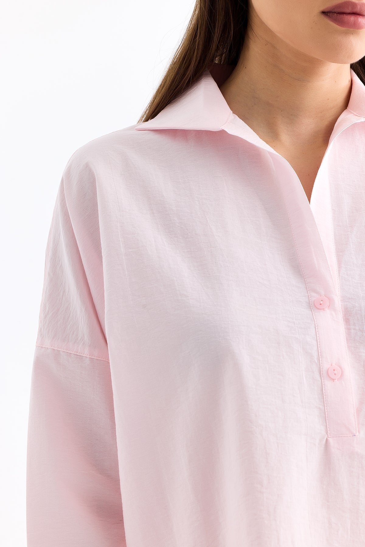 2- قميص نسائي باراشوت اوفرسايز باللون الوردي - Oval Cut Parachute Oversize Shirt Pink