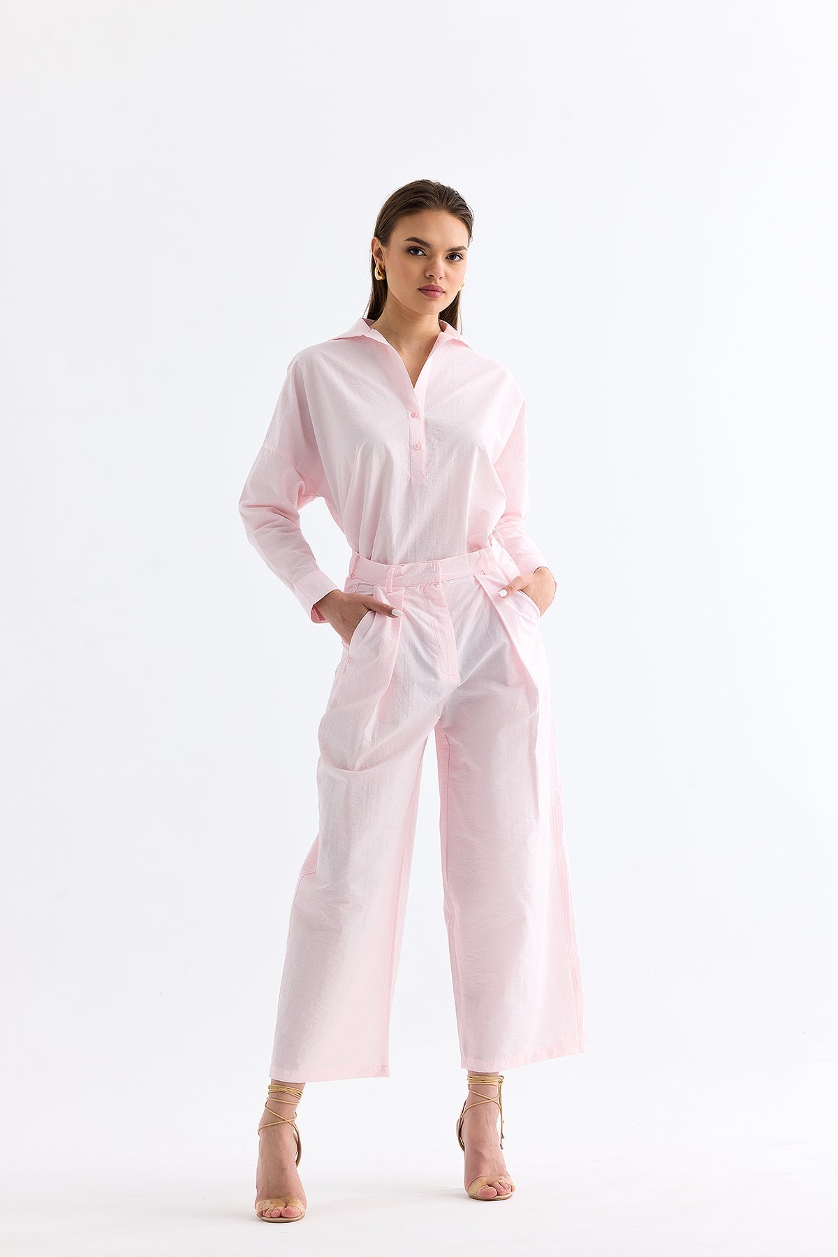 5- قميص نسائي باراشوت اوفرسايز باللون الوردي - Oval Cut Parachute Oversize Shirt Pink