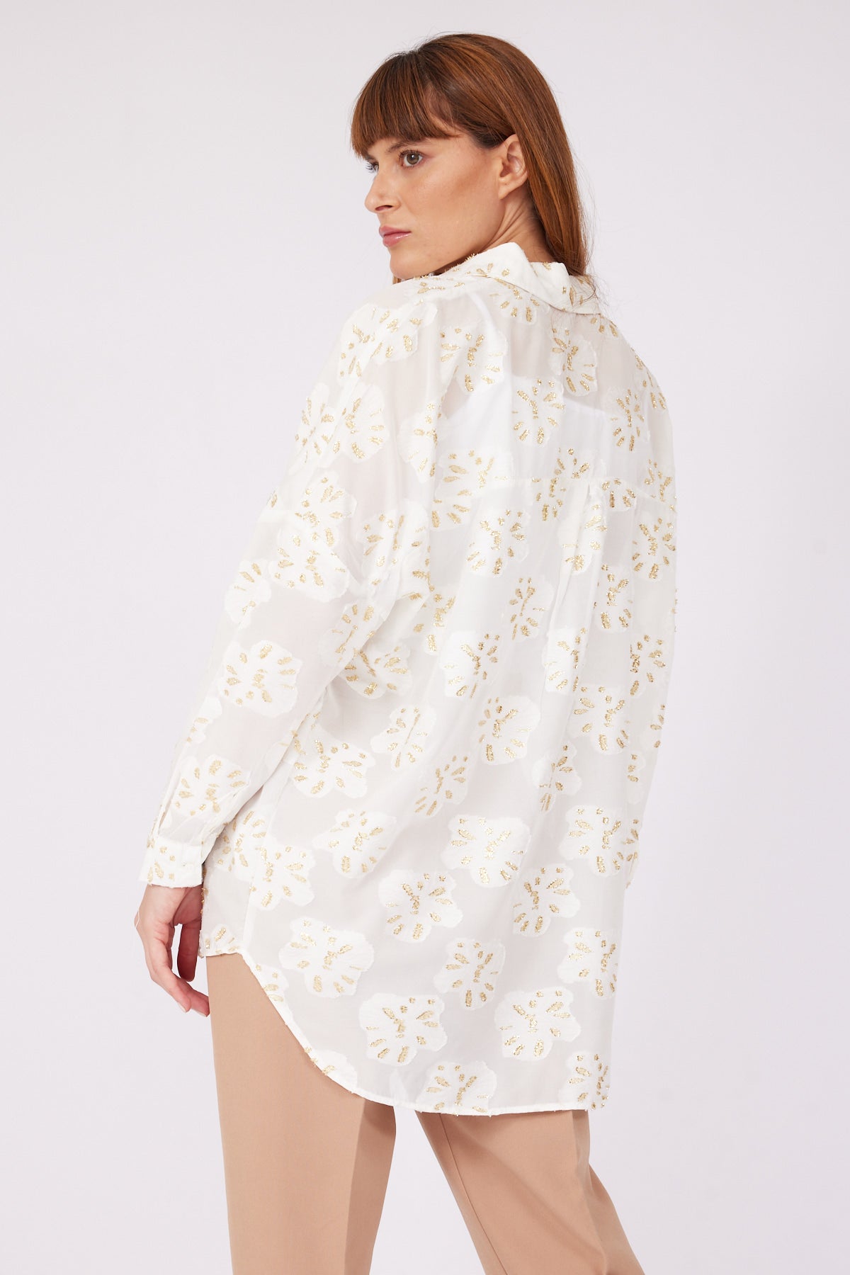 5- قميص حريمي خروج اوفرسايز مطرز بالورود باللون الذهبي - OVERSIZE GOLD ROSE TRANSPARENT ECRU WOMEN'S SHIRT