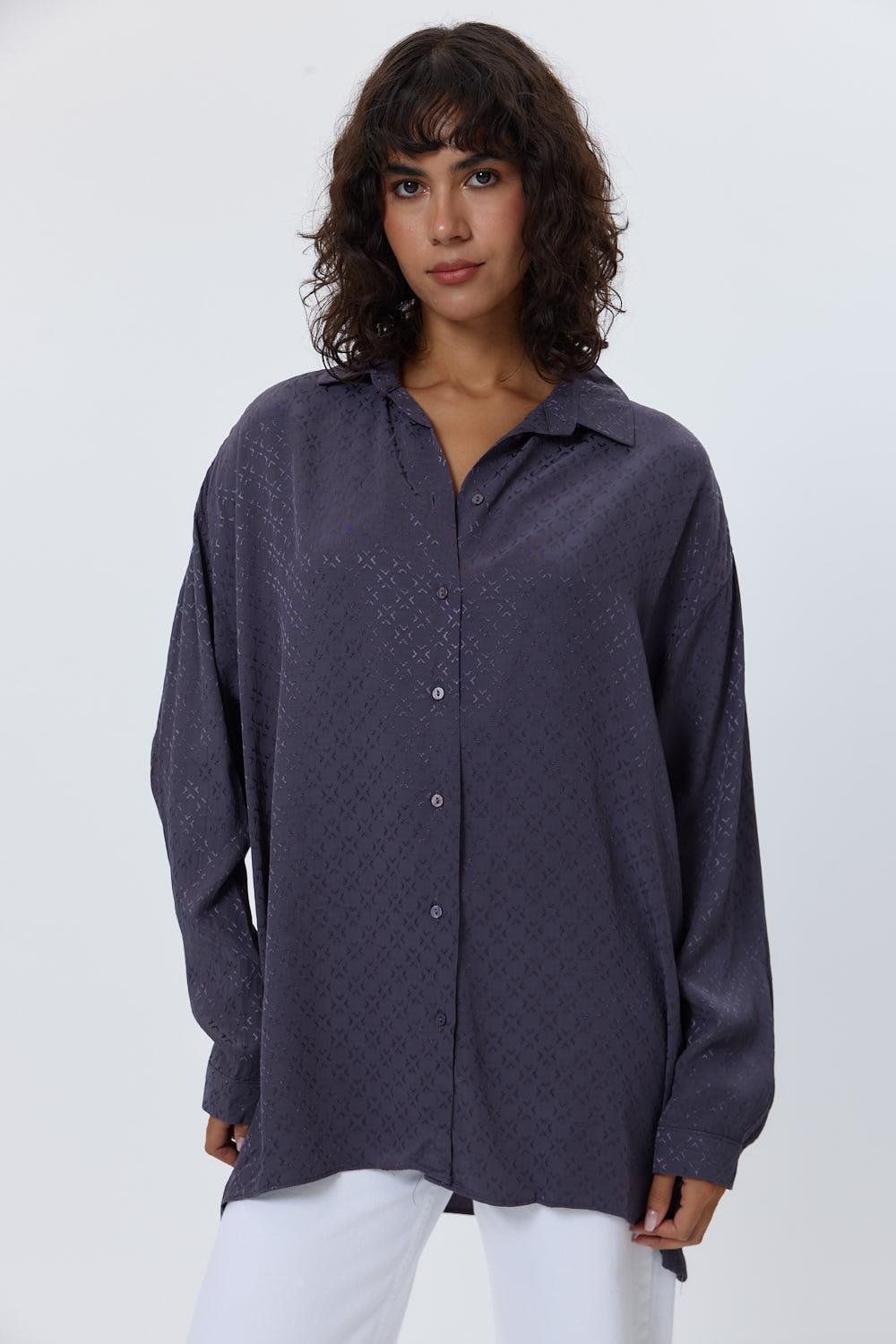 2- قميص نسائي من الساتان فومي كبير الحجم - Oversize Patterned Satin Füme Women's Shirt