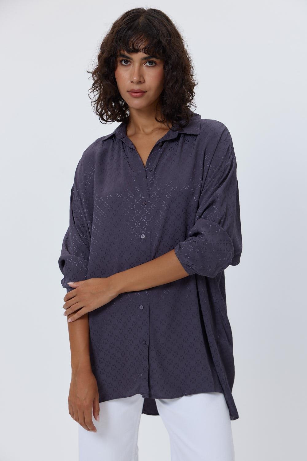 قميص نسائي من الساتان فومي كبير الحجم - Oversize Patterned Satin Füme Women's Shirt