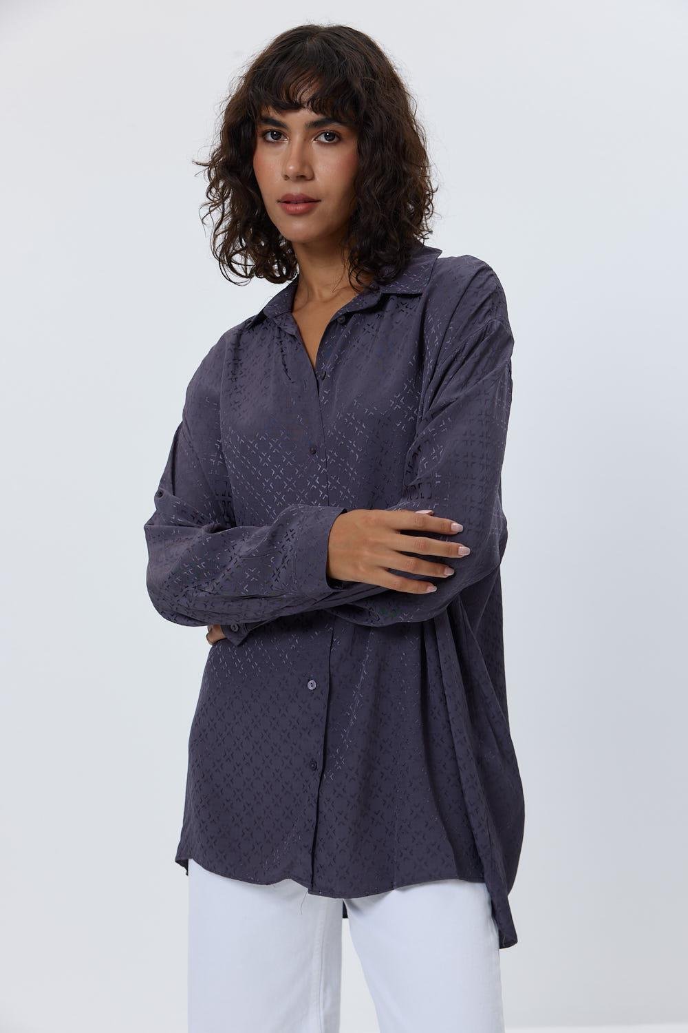 4- قميص نسائي من الساتان فومي كبير الحجم - Oversize Patterned Satin Füme Women's Shirt