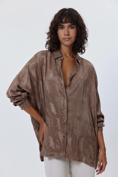 2- قميص حريمي بني فاتح من الساتان منقوش كبير الحجم - Oversize Patterned Satin Light Brown Women's Shirt