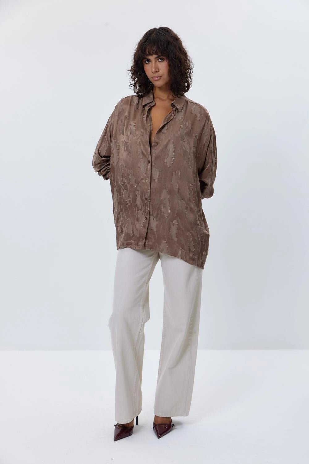 3- قميص حريمي بني فاتح من الساتان منقوش كبير الحجم - Oversize Patterned Satin Light Brown Women's Shirt