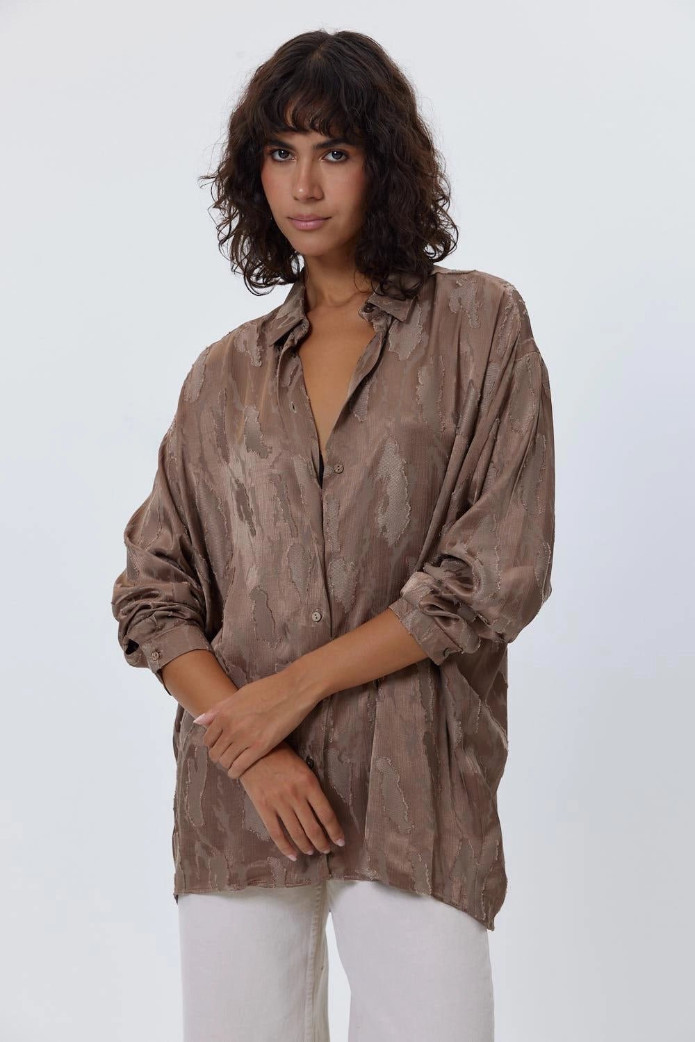 قميص حريمي بني فاتح من الساتان منقوش كبير الحجم - Oversize Patterned Satin Light Brown Women's Shirt