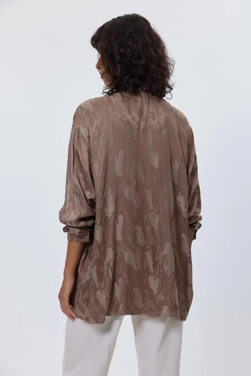 4- قميص حريمي بني فاتح من الساتان منقوش كبير الحجم - Oversize Patterned Satin Light Brown Women's Shirt