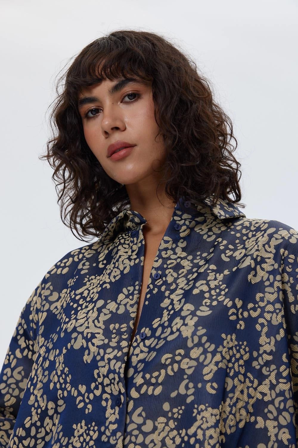 2- قميص نسائي منقوش ساتان الأزرق الداكن - Oversized Patterned Satin Navy Blue Women's Shirt