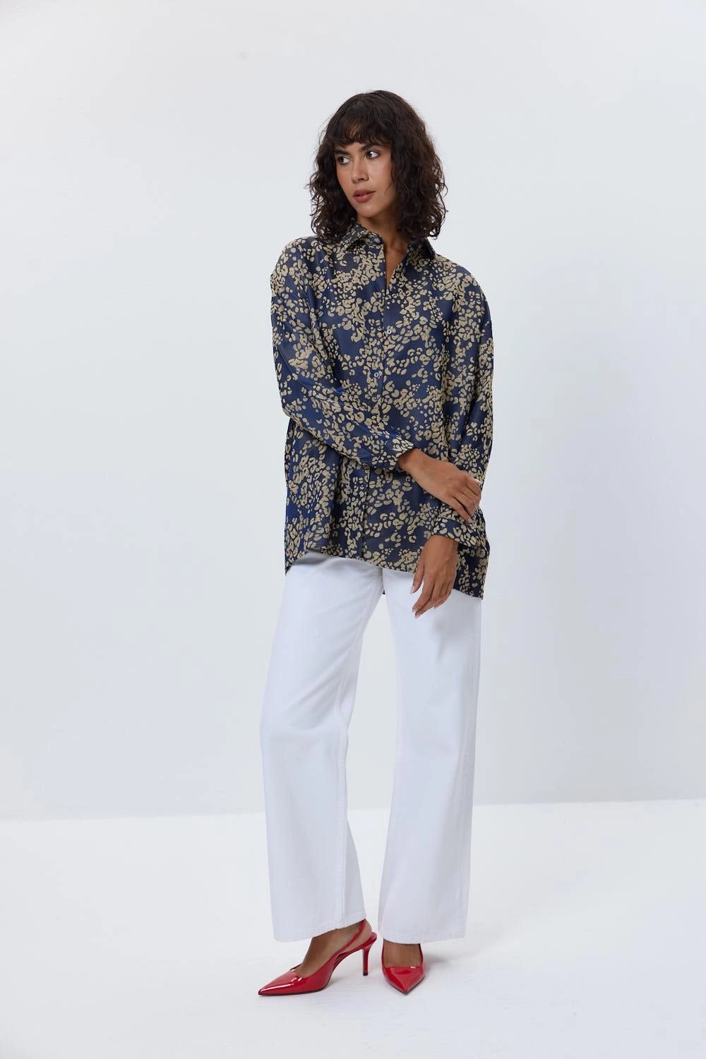 4- قميص نسائي منقوش ساتان الأزرق الداكن - Oversized Patterned Satin Navy Blue Women's Shirt