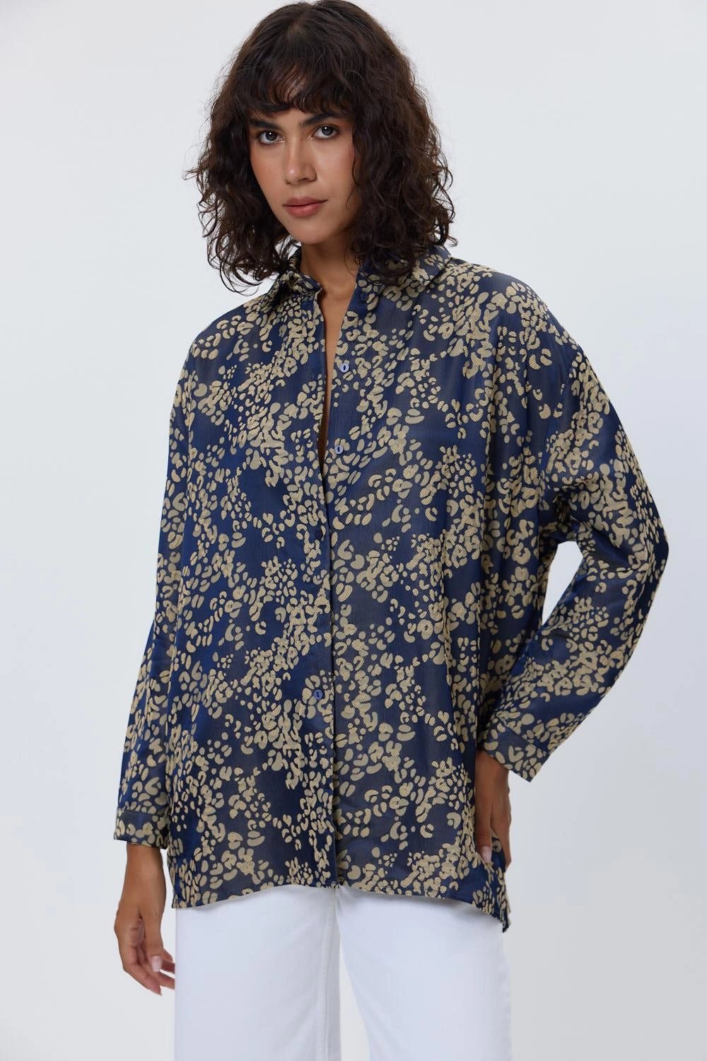 قميص نسائي منقوش ساتان الأزرق الداكن - Oversized Patterned Satin Navy Blue Women's Shirt