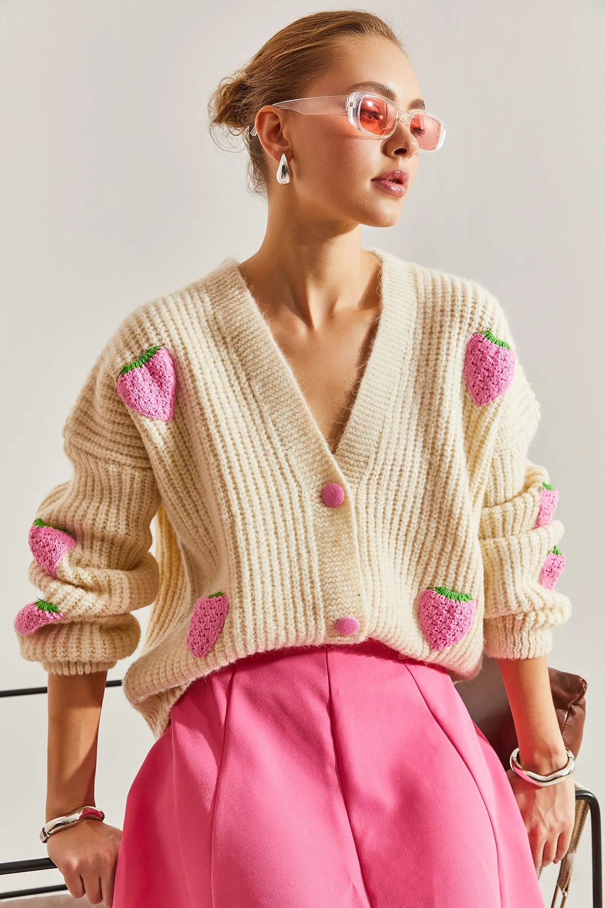 كارديجان مفتوح رقبة على شكل حرف V بنقشة الفراولة - STRAWBERRY PATTERNED V-NECK KNIT CARDIGAN