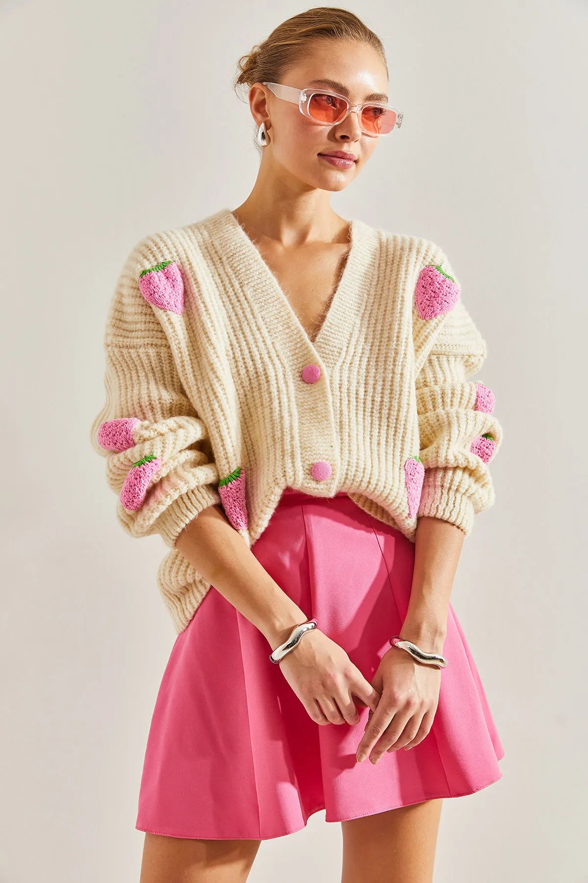 3- كارديجان مفتوح رقبة على شكل حرف V بنقشة الفراولة - STRAWBERRY PATTERNED V-NECK KNIT CARDIGAN