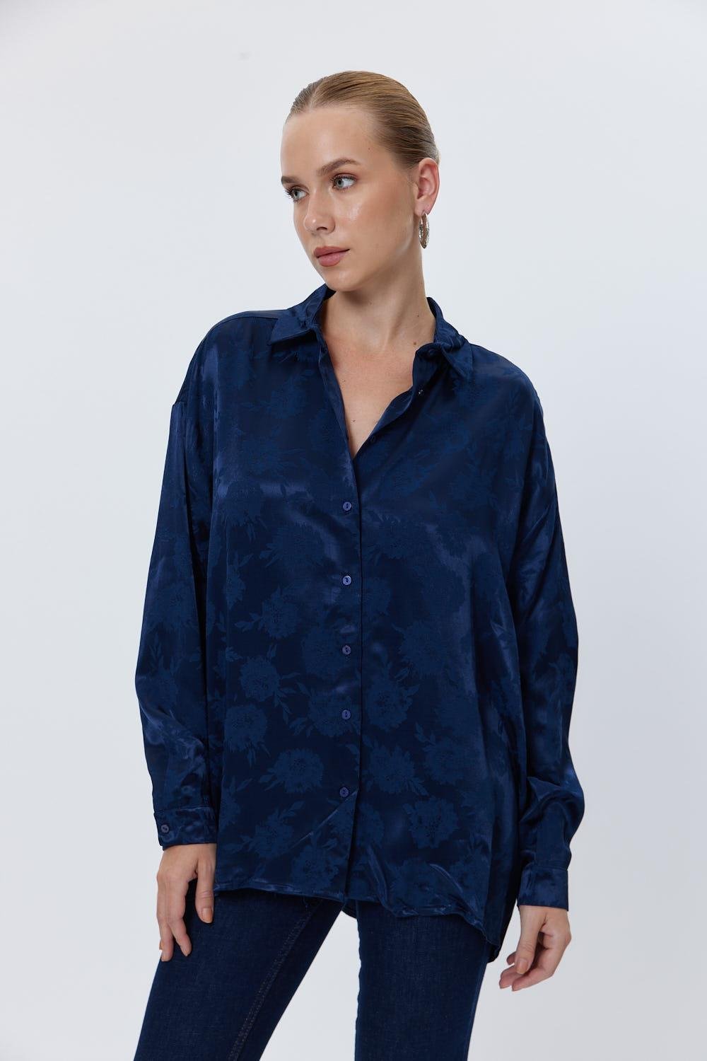 3- قميص نسائي من الساتان باللون الأزرق الداكن - Patterned Satin Navy Blue Women's Shirt