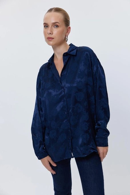 2- قميص نسائي من الساتان باللون الأزرق الداكن - Patterned Satin Navy Blue Women's Shirt