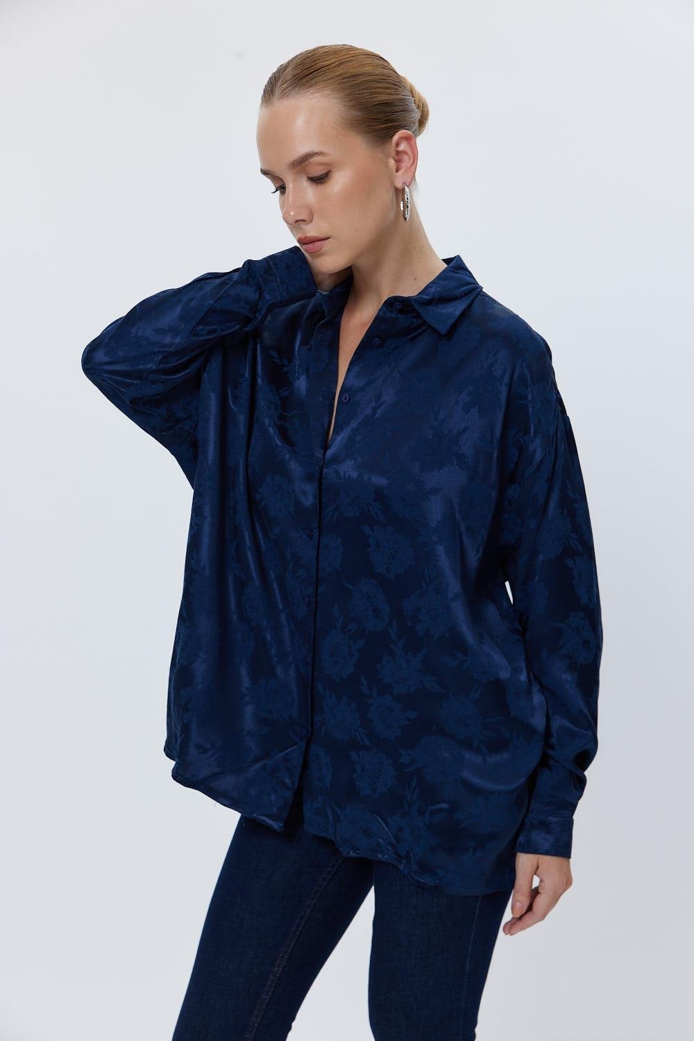 قميص نسائي من الساتان باللون الأزرق الداكن - Patterned Satin Navy Blue Women's Shirt