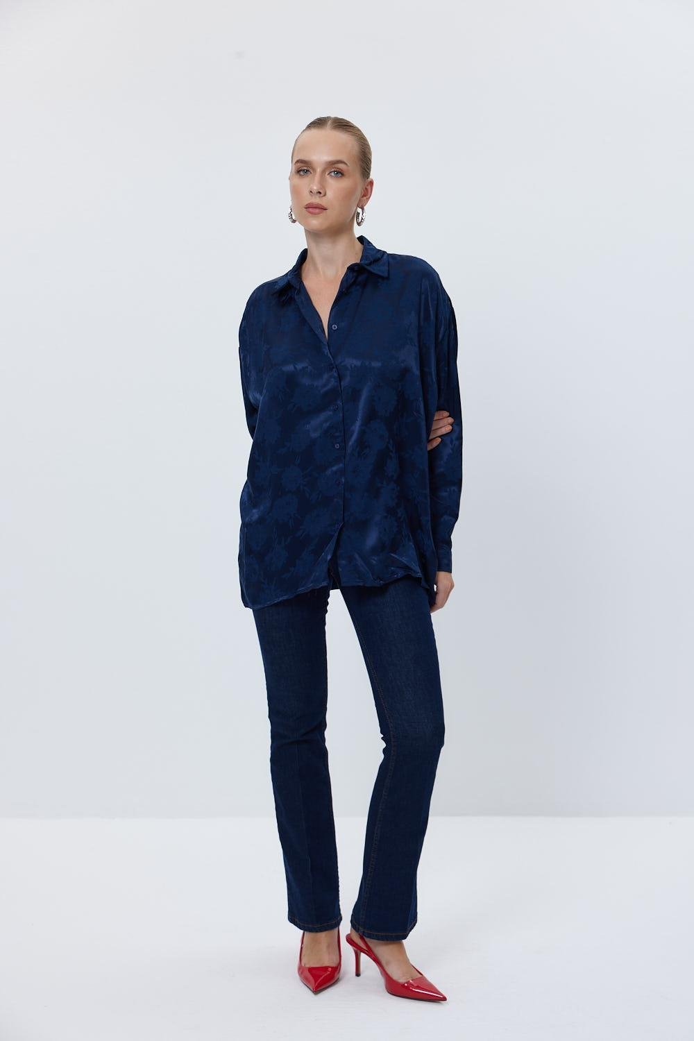 4- قميص نسائي من الساتان باللون الأزرق الداكن - Patterned Satin Navy Blue Women's Shirt