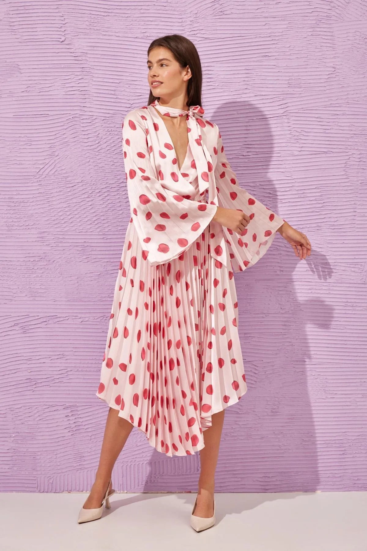 فتحة الرقبة فستان V بودرة بياقة وأكمام طويلة وطيات - Powder V-Neck Tie Detailed Long Sleeve Pleated Patterned Dress