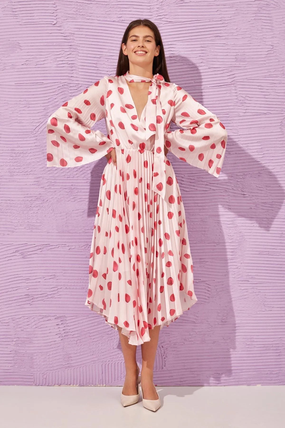 2- فتحة الرقبة فستان V بودرة بياقة وأكمام طويلة وطيات - Powder V-Neck Tie Detailed Long Sleeve Pleated Patterned Dress