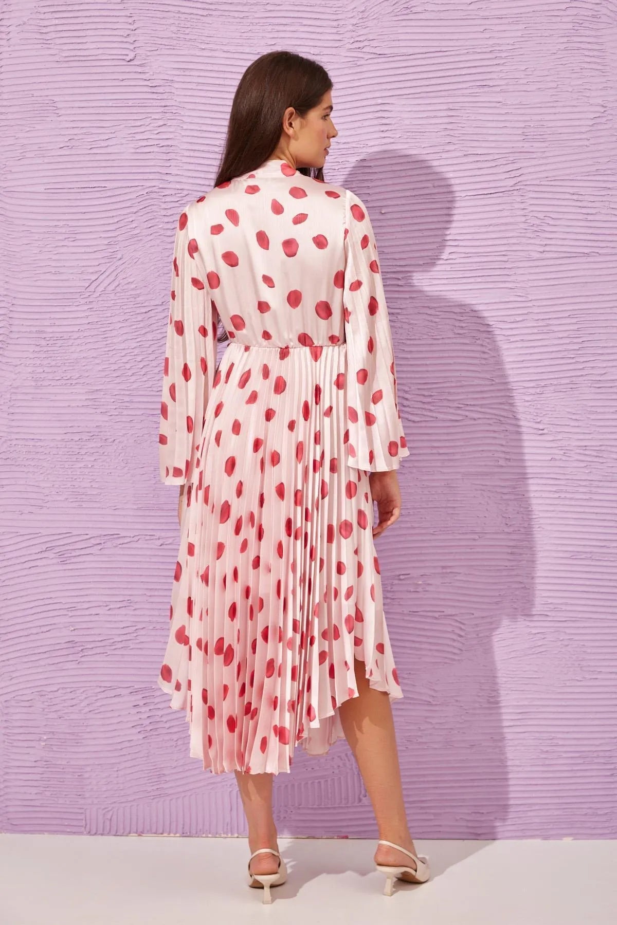 3- فتحة الرقبة فستان V بودرة بياقة وأكمام طويلة وطيات - Powder V-Neck Tie Detailed Long Sleeve Pleated Patterned Dress