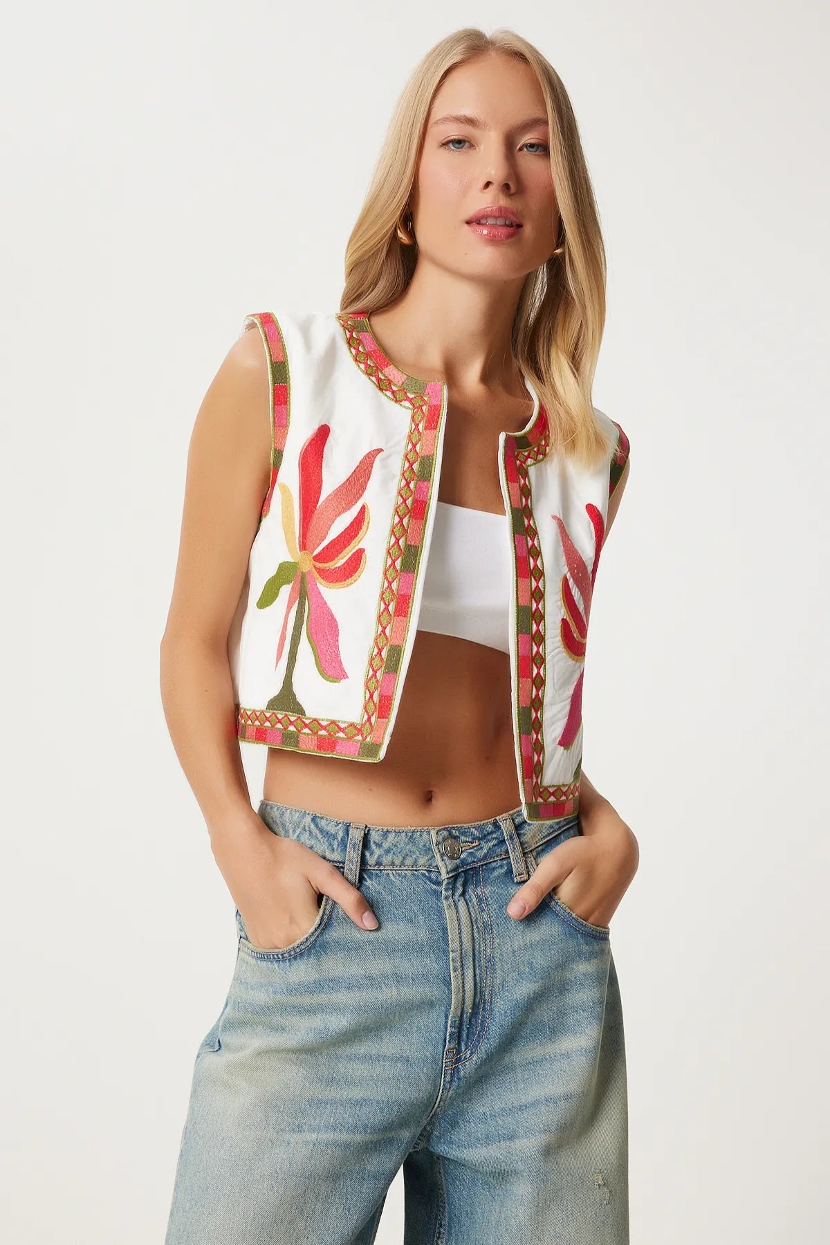 Red Embroidered Detailed Crop Linen Vest - Lebbse