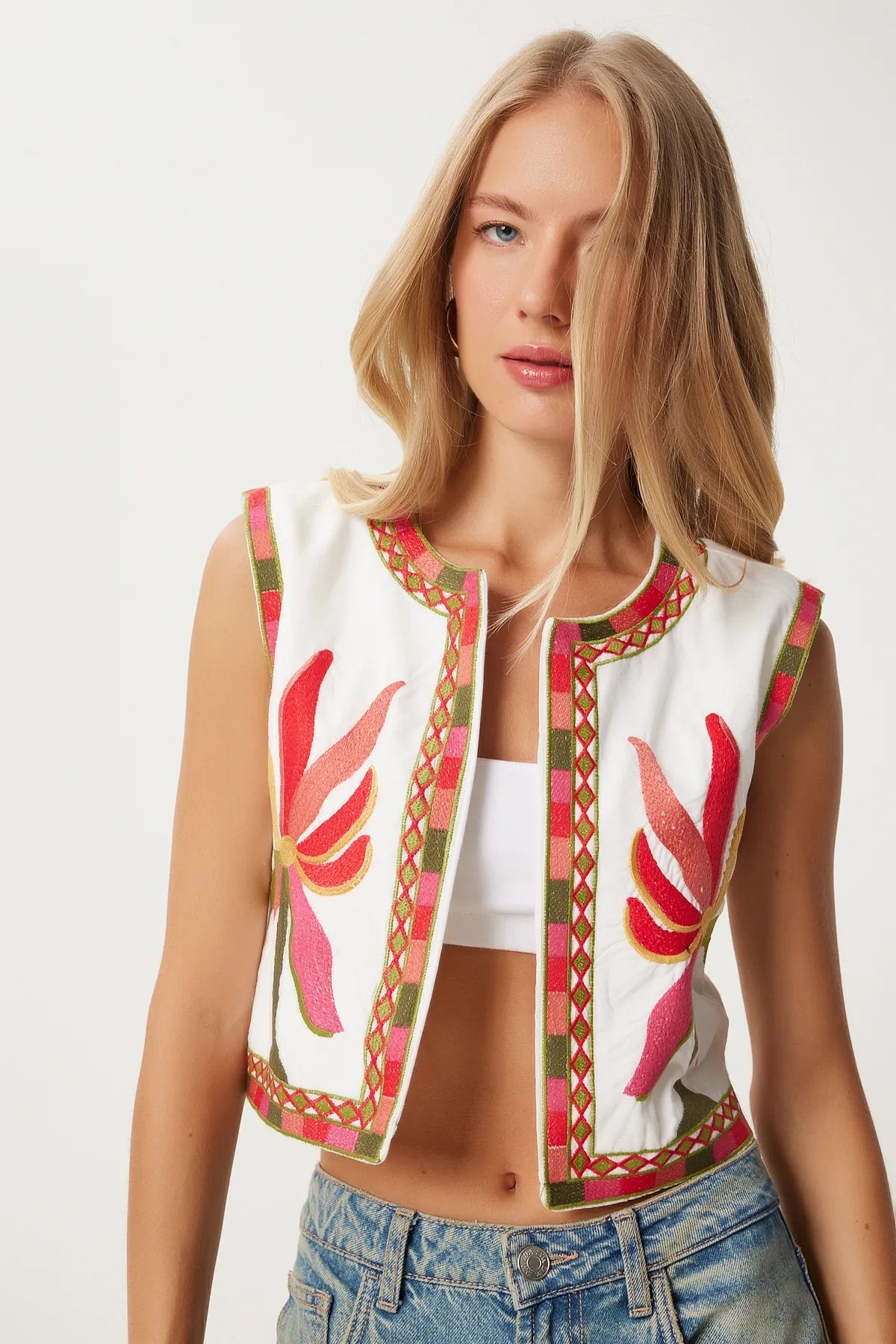 Red Embroidered Detailed Crop Linen Vest - Lebbse