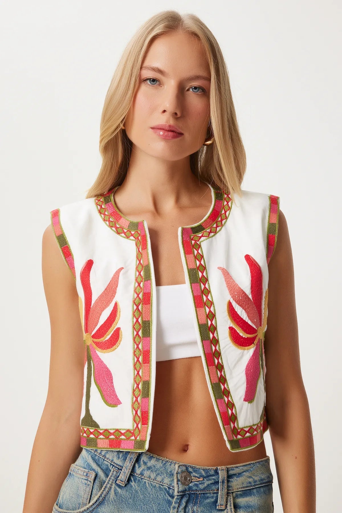 Red Embroidered Detailed Crop Linen Vest - Lebbse