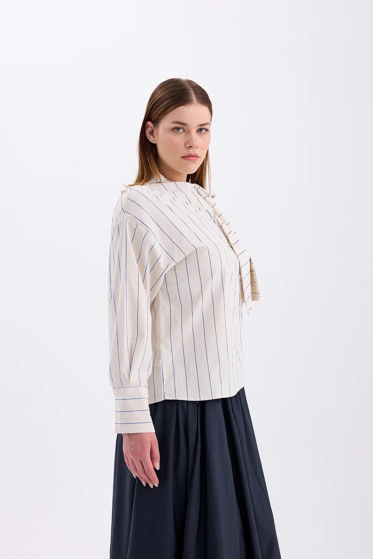 4- قميص نسائي بياقة وشاح لون كريمي - SCARF COLLAR SHIRT – CREAM