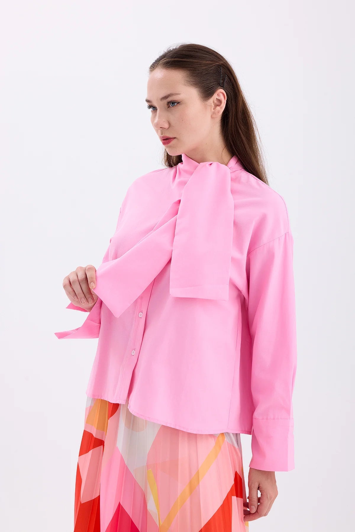 4- قميص نسائي بياقة وشاح وردي - SCARF COLLAR SHIRT – PINK