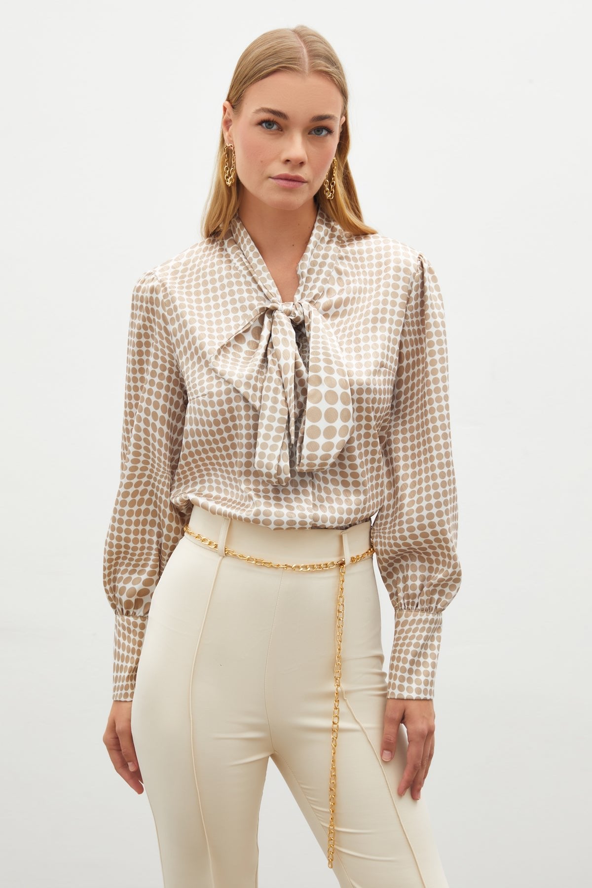 2- قميص نسائي بيج بتفاصيل حزام على الرقبة - Scarf Patterned Shirt - BEIGE