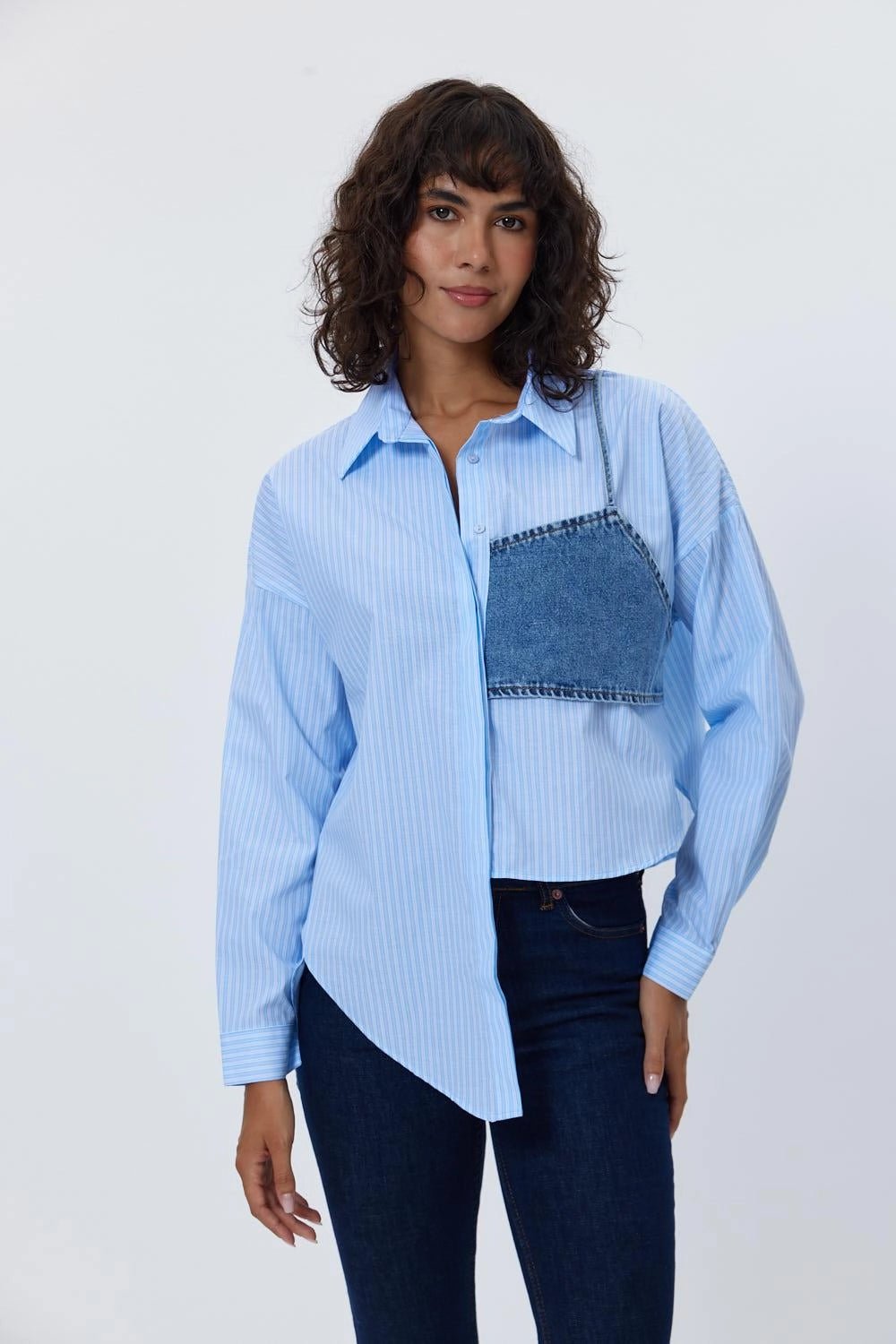 قميص نسائي مخطط غير متناظر مفصل لونين أزرق وأبيض - Striped Asymmetric Detailed Blue and White Women's Shirt